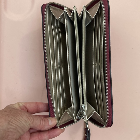 Guess Women’s Burgundy Wristlet Pocket Purse Multi-Pocket and Card Holder - Picture 5 of 6